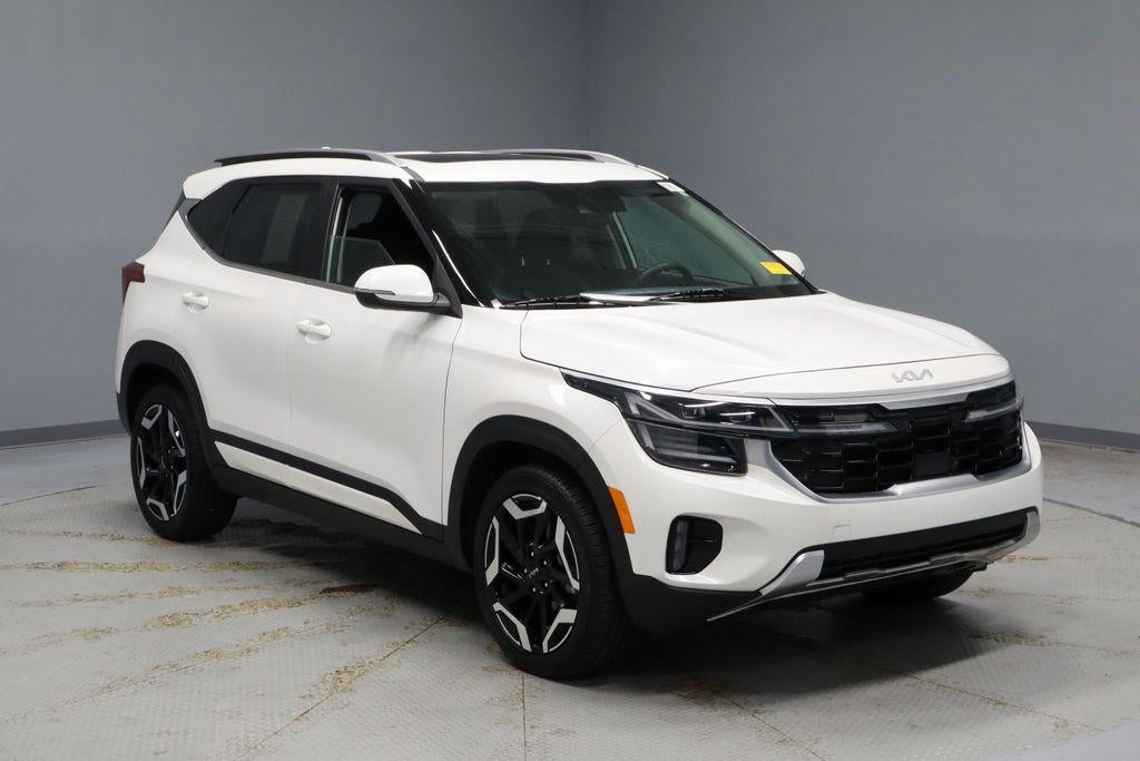 2025 Kia Seltos SX DCT AWD in Snow White Pearl — front three-quarter view