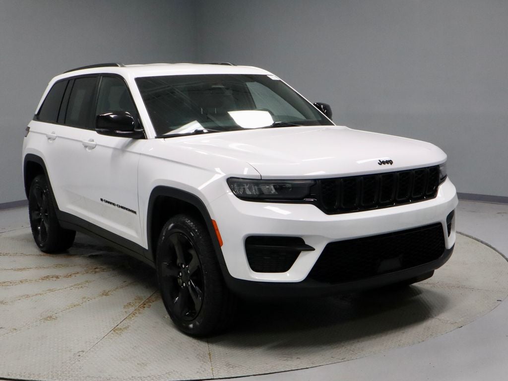 2024 Jeep Grand Cherokee Altitude in Bright White Clearcoat — front three-quarter view