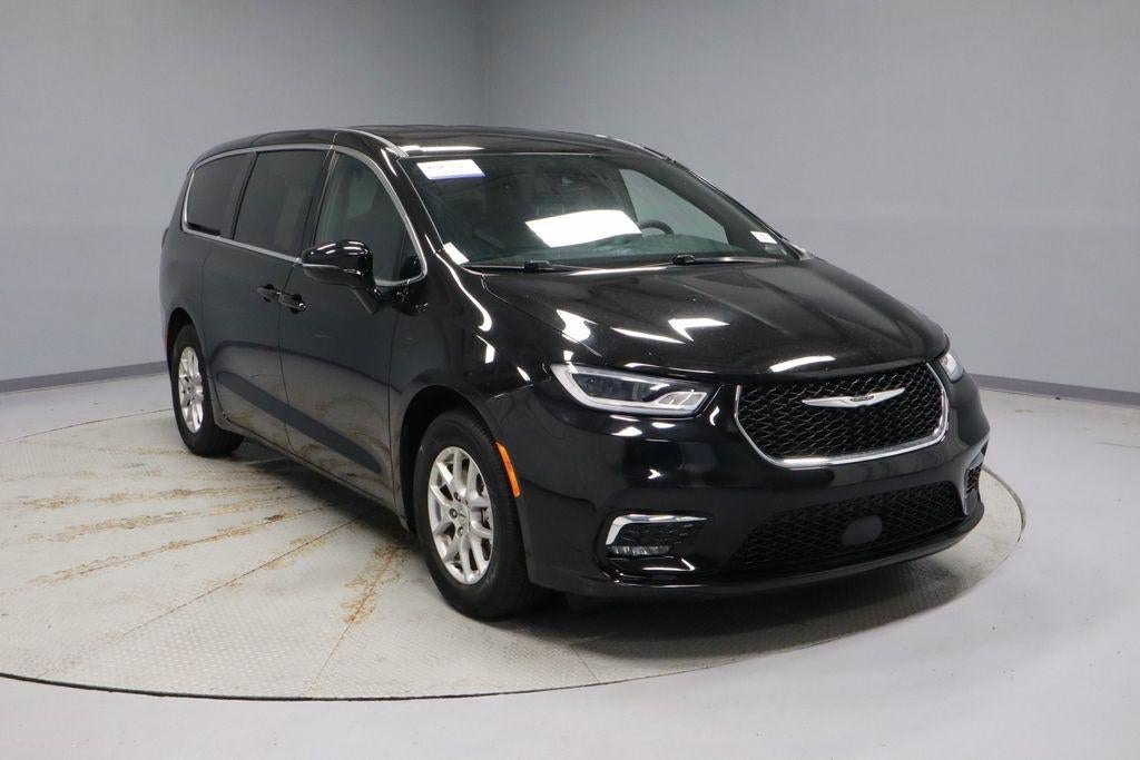 2025 Chrysler Pacifica Select in Diamond Black Crystal Pearlcoat — front three-quarter view