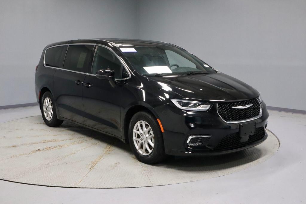 2025 Chrysler Pacifica Select in Diamond Black Crystal Pearlcoat — front three-quarter view
