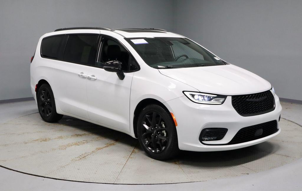 2025 Chrysler Pacifica Limited in Bright White Clearcoat — front three-quarter view