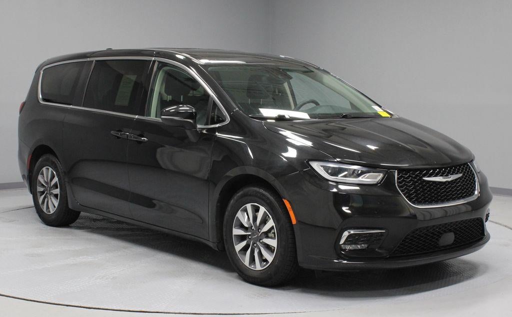 2023 Chrysler Pacifica Touring L in Brilliant Black Crystal Pearlcoat — front three-quarter view