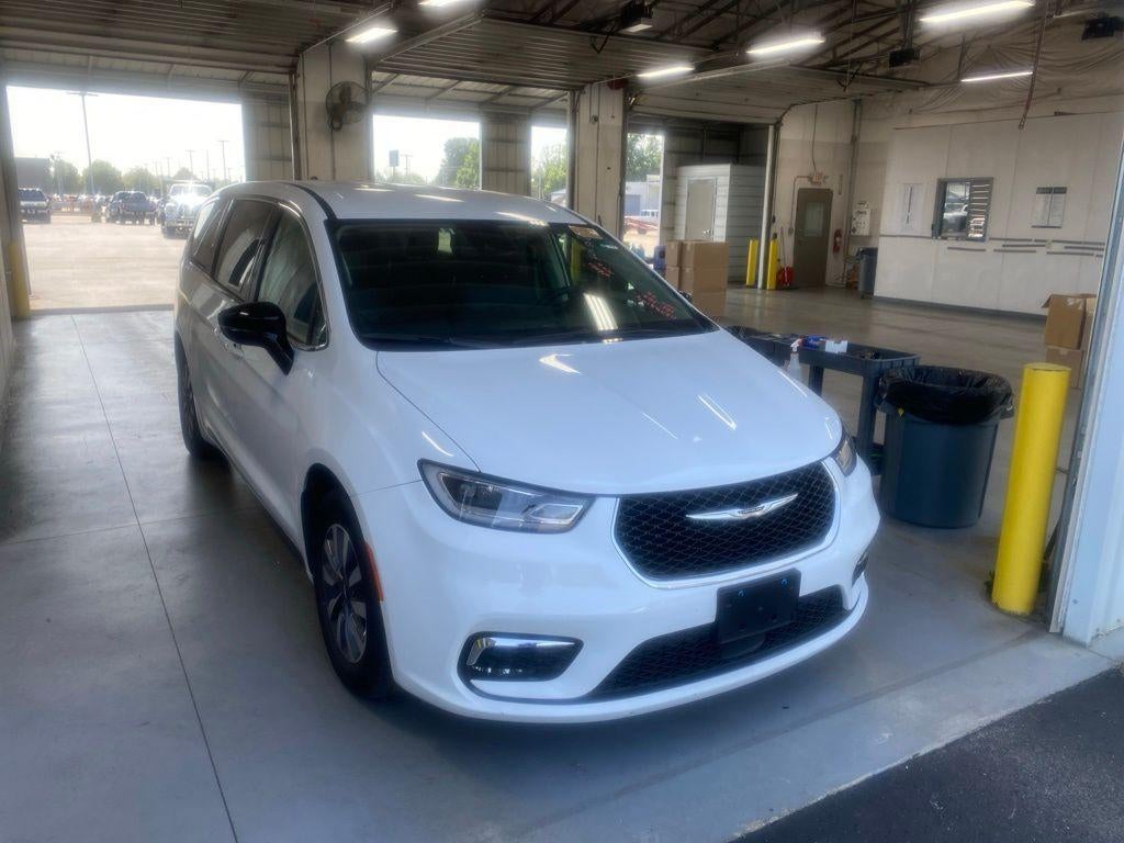 2024 Chrysler Pacifica Select in Bright White Clearcoat — front three-quarter view