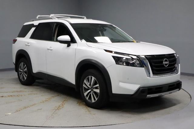 2025 Nissan Pathfinder SL in Pearl — front three-quarter view