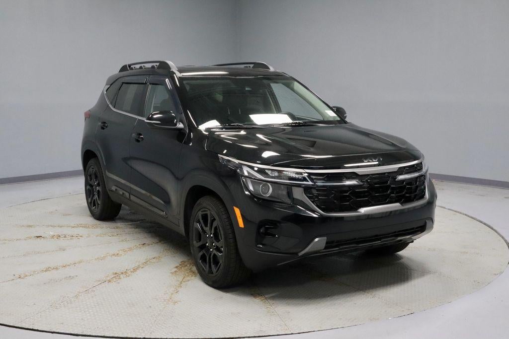 2025 Kia Seltos X-Line in Fusion Black — front three-quarter view
